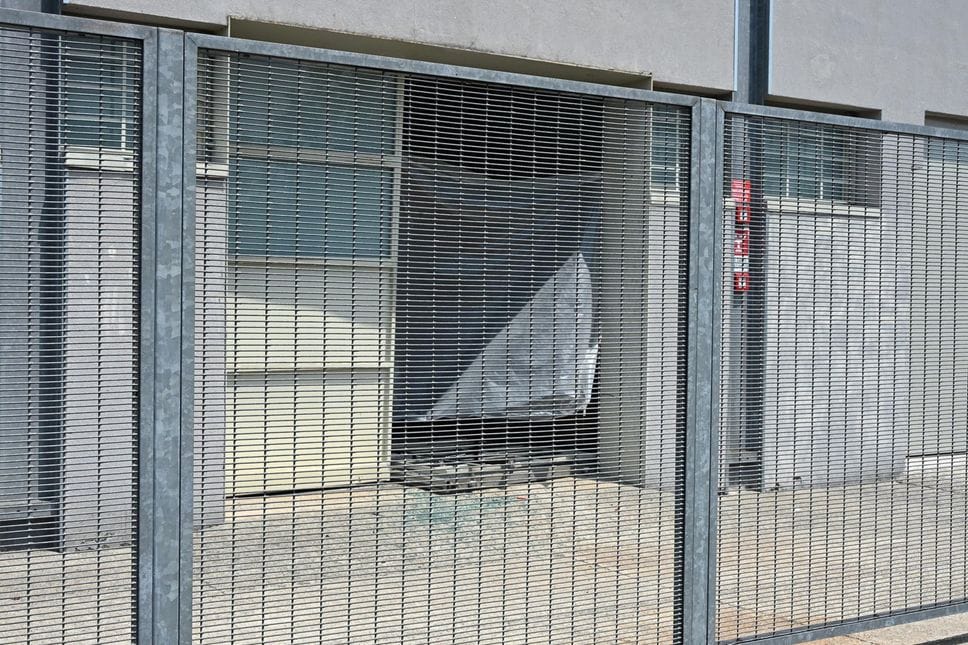 Furgone-ariete nella notte a Verdellino, commando di dieci ladri ruba camicie di sartoria: bottino ingente