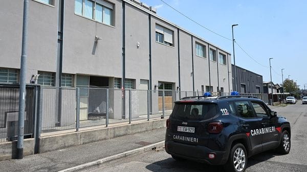 Furgone-ariete nella notte a Verdellino, commando di dieci ladri ruba camicie di sartoria: bottino ingente