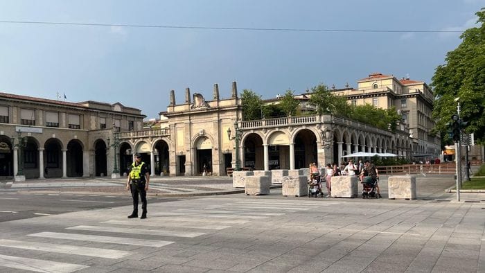 il centro di bergamo senza corrente dal pomeriggio negozi al buio e ristoranti chiusi tecnici al lavoro le foto