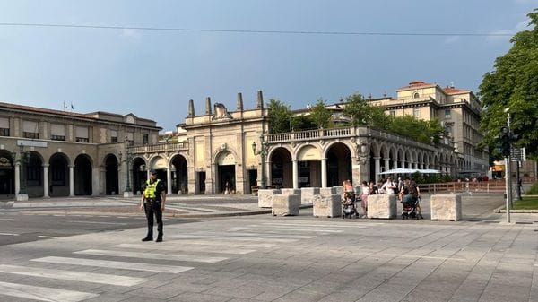 Il centro di Bergamo senza corrente dal pomeriggio: negozi al buio e ristoranti chiusi. Tecnici ancora al lavoro - Le foto