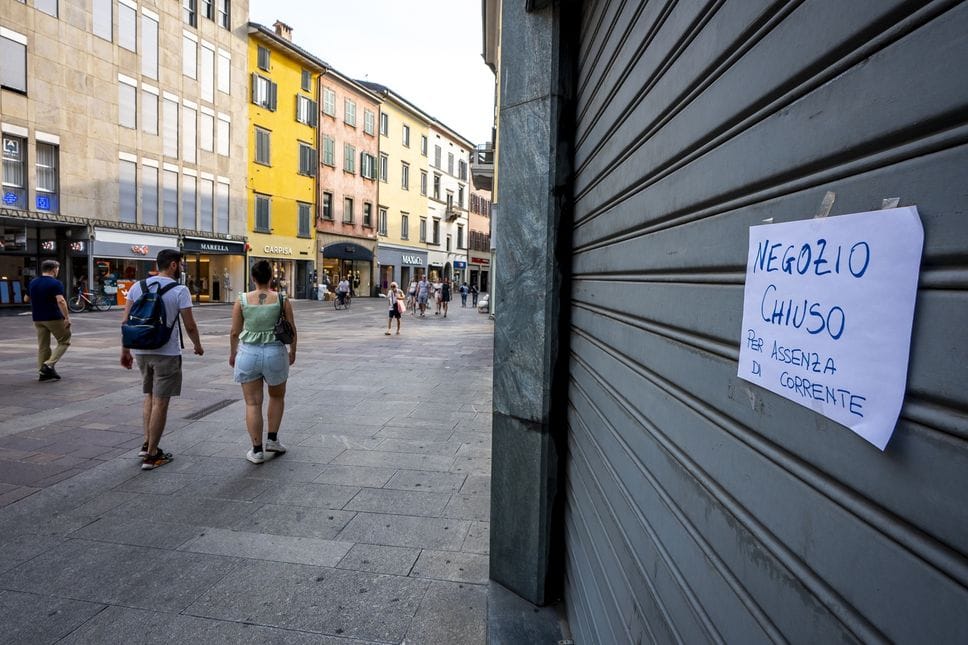 Il centro di Bergamo senza corrente dal pomeriggio: negozi al buio e ristoranti chiusi. Tecnici ancora al lavoro in serata