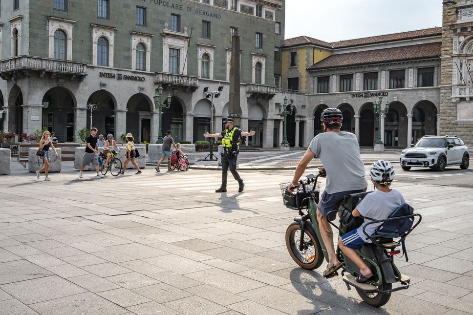 Il centro di Bergamo senza corrente dal pomeriggio: negozi al buio e ristoranti chiusi. Tecnici ancora al lavoro in serata
