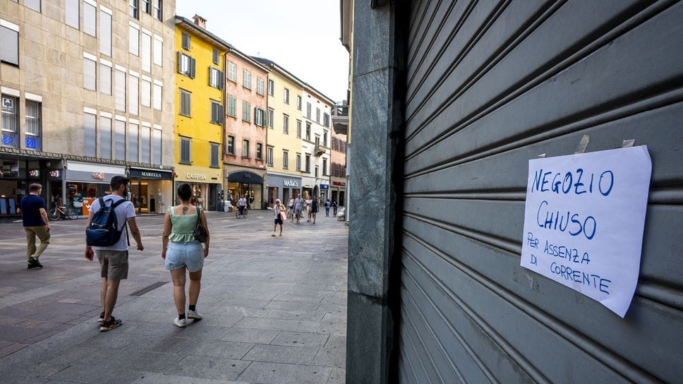 Il centro di Bergamo senza corrente: negozi al buio, in via Pignolo gelato in regalo. Tecnici al lavoro - Le foto