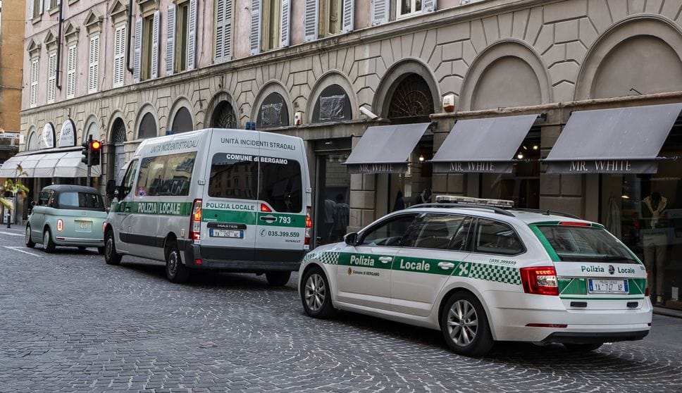 Il centro di Bergamo senza corrente: negozi al buio, in via Pignolo gelato in regalo. Tecnici al lavoro - Le foto