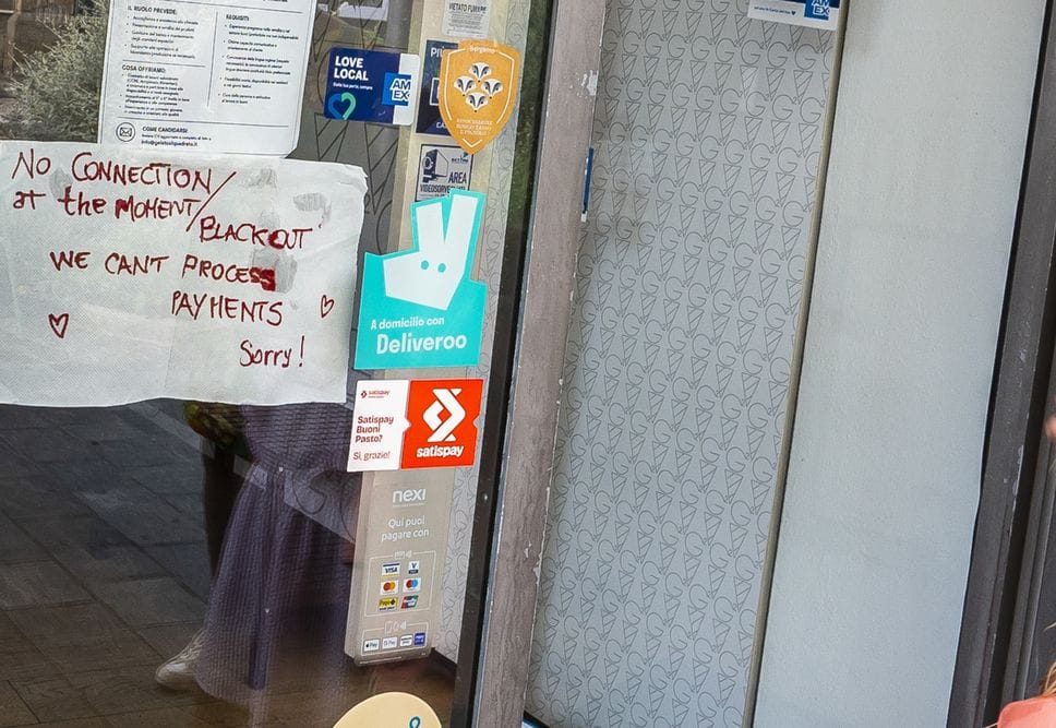 Il centro di Bergamo senza corrente: negozi al buio, in via Pignolo gelato in regalo. Tecnici al lavoro - Le foto