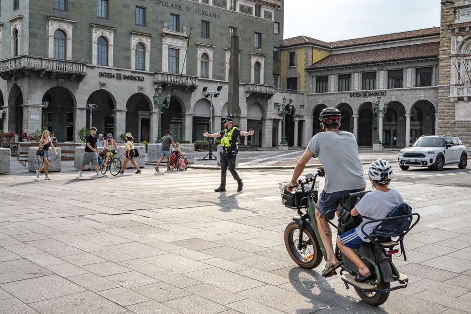 Il centro di Bergamo senza corrente: negozi al buio, in via Pignolo gelato in regalo. Tecnici al lavoro - Le foto