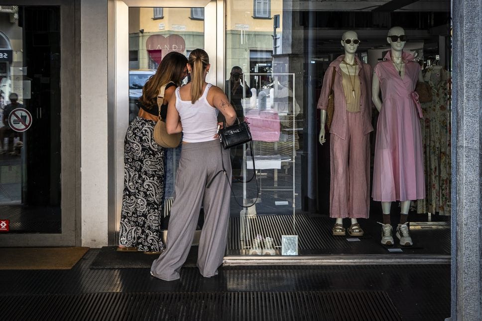 Il centro di Bergamo senza corrente: negozi al buio, in via Pignolo gelato in regalo. Tecnici al lavoro - Le foto