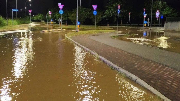 https://storage.ecodibergamo.it/media/photologue/2026/6/26/photos/cache/temporale-nella-notte-allagamento-e-caduto-un-albero-a-bonate-sopra-foto_af20dad6-713d-11f1-aeda-4de6a6485e8b_1920_1080_v3_large_16_9.jpg