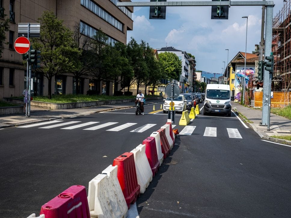 E-Brt, primi correttivi in via Paleocapa ma le code restano - Le foto