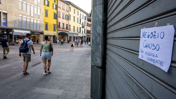Il centro di Bergamo spento dal blackout, nella notte ripristinata la corrente