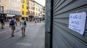 Il centro di Bergamo spento dal blackout, nella notte ripristinata la corrente