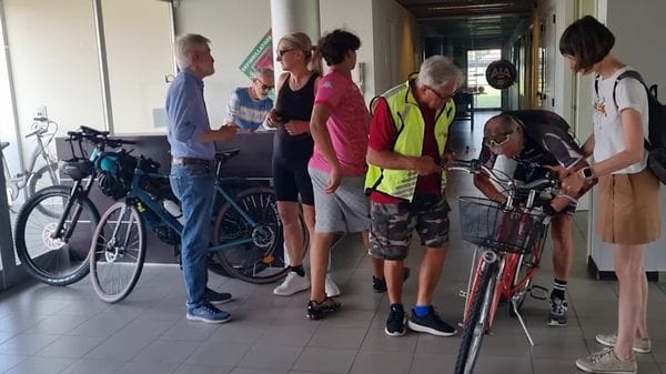 Le vecchie bici de La BiGi rinascono: consegnati i primi 28 mezzi a studenti, lavoratori e persone fragili - Foto