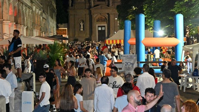 sport in vetrina sul sentierone la notte bianca illumina la citt224