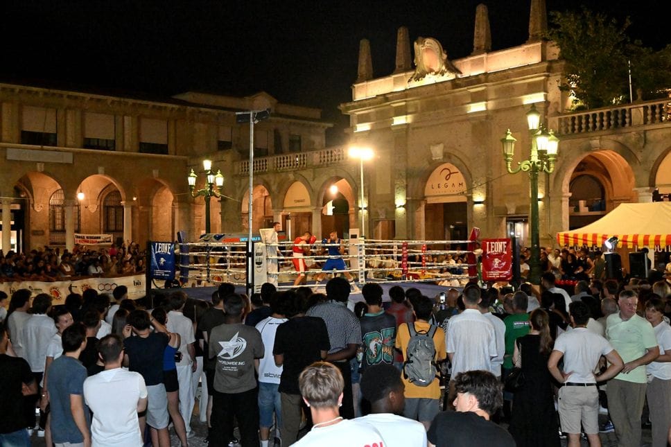 Sport in vetrina sul Sentierone: la «Notte Bianca» illumina la città