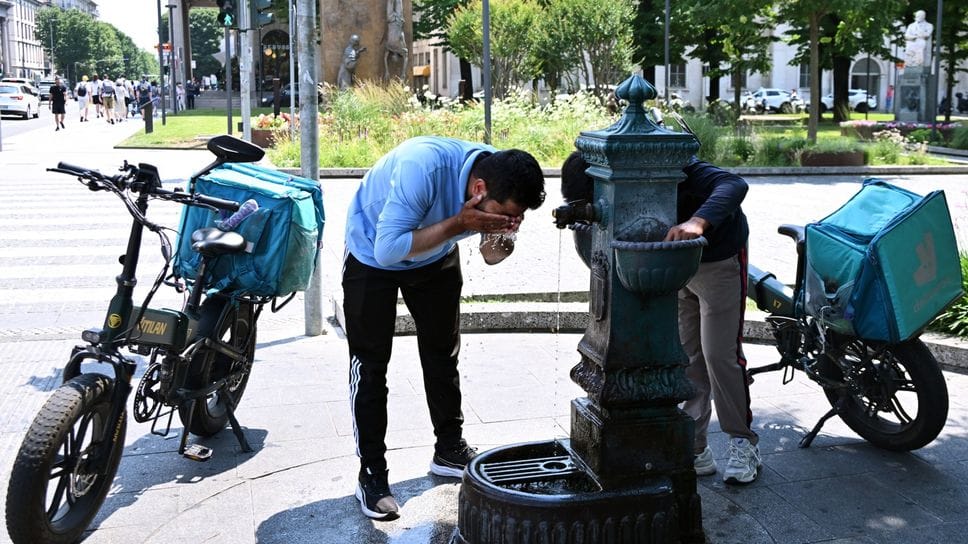 Allarme meteo, i riders: «Pedaliamo con 40 gradi. ma non possiamo fermarci»