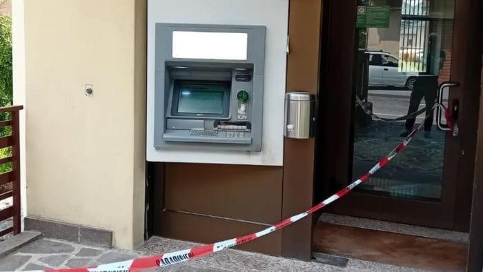 https://storage.ecodibergamo.it/media/photologue/2026/6/28/photos/cache/danno-fuoco-al-bancomat-a-valbondione-lex-sindaco-indignato_e4f6c4d0-7300-11f1-aeda-4de6a6485e8b_1920_1080_v3_large_16_9.jpeg