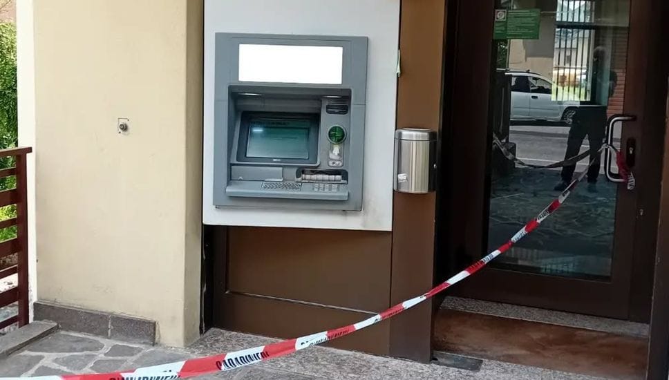 Danno fuoco al bancomat a Valbondione. L’ex sindaco: «Indignato»