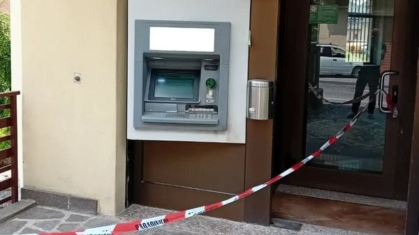 Danno fuoco al bancomat a Valbondione. L’ex sindaco: «Indignato»