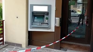 Danno fuoco al bancomat a Valbondione. L’ex sindaco: «Indignato»