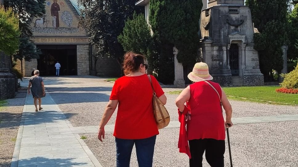 L’assessore speaker al cimitero: «Evitate le ore più calde». Le iniziative per gli anziani