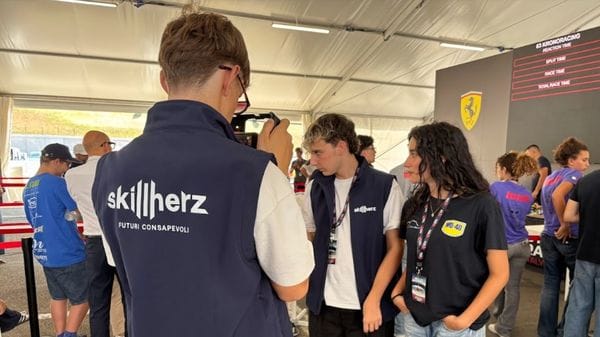 «Con la nostra troupe la Gen Z vive e racconta il lavoro della Gen Z»