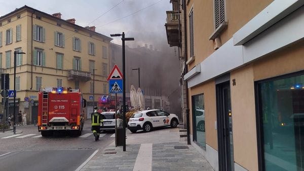 Cortocircuito in via Zambonate, dai garage fumo nero: sul posto vigili del fuoco e 118 - Foto
