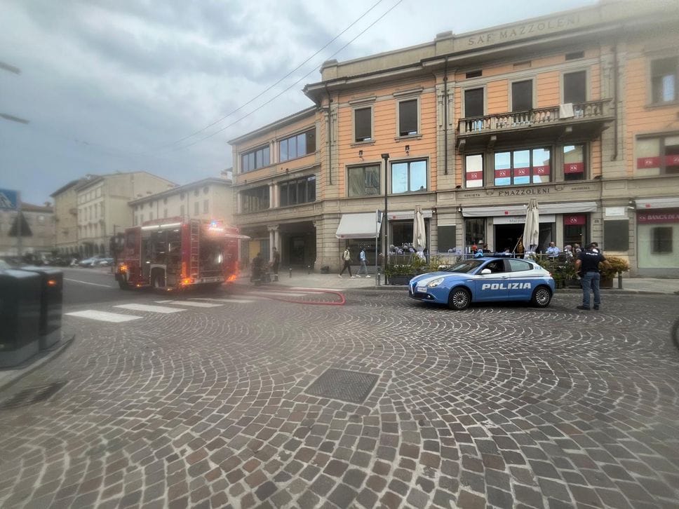 Cortocircuito in via Zambonate, dai garage fumo nero: sul posto vigili del fuoco e 118 - Foto