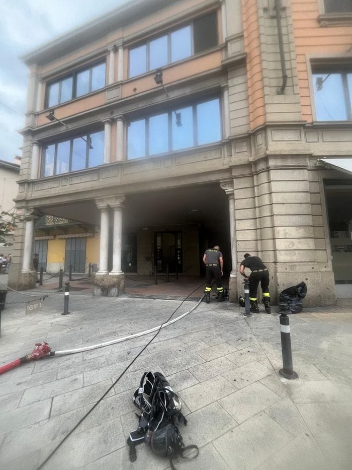 Cortocircuito in via Zambonate, dai garage fumo nero: sul posto vigili del fuoco e 118 - Foto