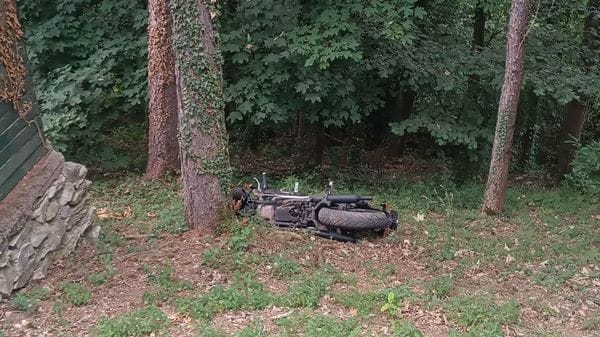 Freni guasti, moto piomba in giardino 