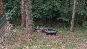 Freni guasti, moto piomba in giardino 