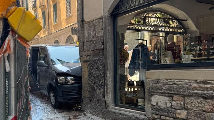 furgoncino attraversa la corsarola e si schianta contro un muro foto