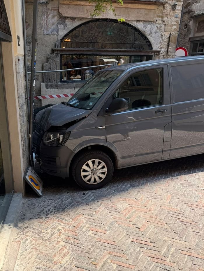 Furgoncino attraversa la Corsarola e si schianta contro un muro - Foto