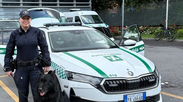 Il cane individua la droga in auto: due arresti della polizia locale