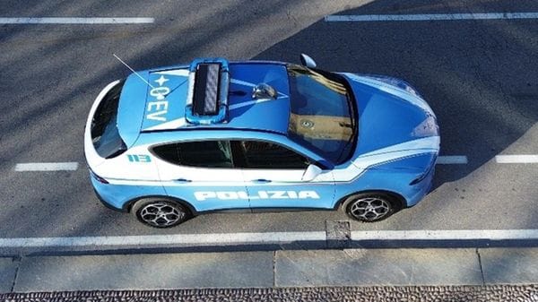 Furto con l’inganno delle monete a terra, i clienti  rincorrono e fermano uno dei due ladri