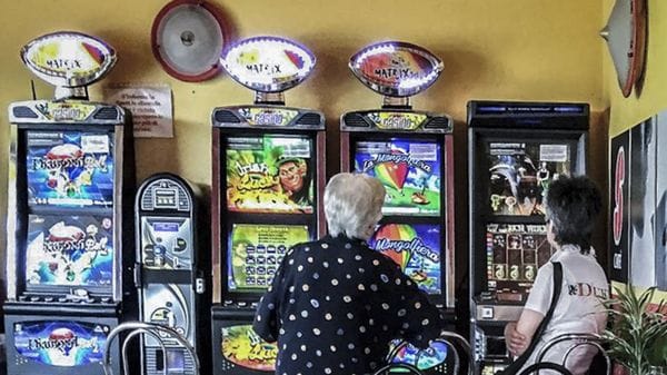 Gioco d’azzardo, slot in flessione. Ma esplode quello online