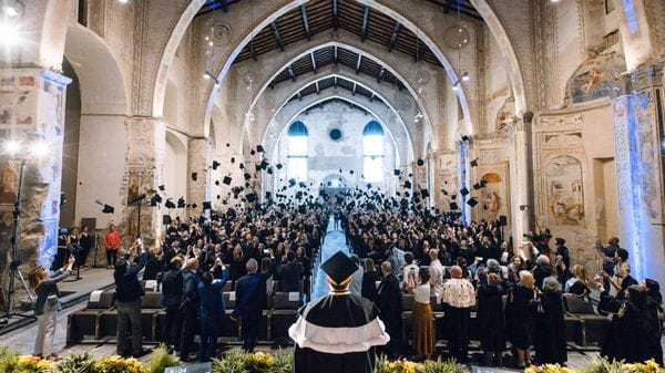 Graduation Day UniBg, con il lancio del «tocco» fanno festa 570 laureati magistrali