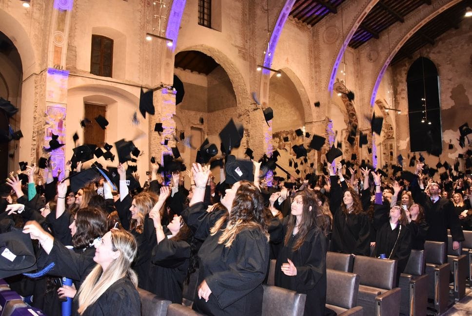Graduation Day UniBg, con il lancio del «tocco» fanno festa 570 laureati magistrali