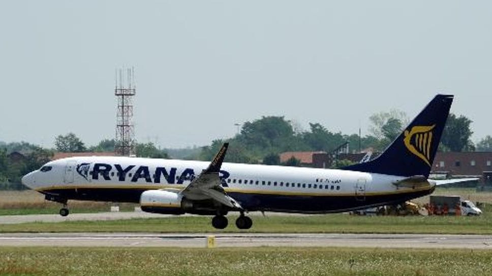 Malore su un volo decollato a Orio, bimbo salvato da due infermieri