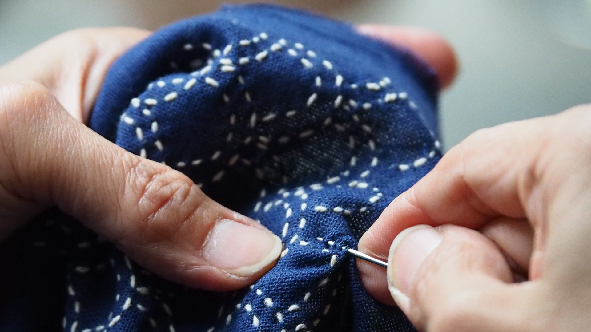 https://storage.ecodibergamo.it/media/photologue/2026/6/3/photos/con-il-sashiko-si-trasforma-il-rammendo-in-arte_6cc7fe54-5f26-11f1-bd25-9823d43f8df2_1920_1080.jpg