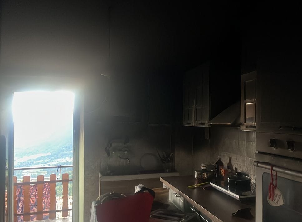 Camerata Cornello, fulmine su un tetto: l’incendio distrugge arredi e impianti 