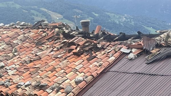 Camerata Cornello, fulmine su un tetto: l’incendio distrugge arredi e impianti 