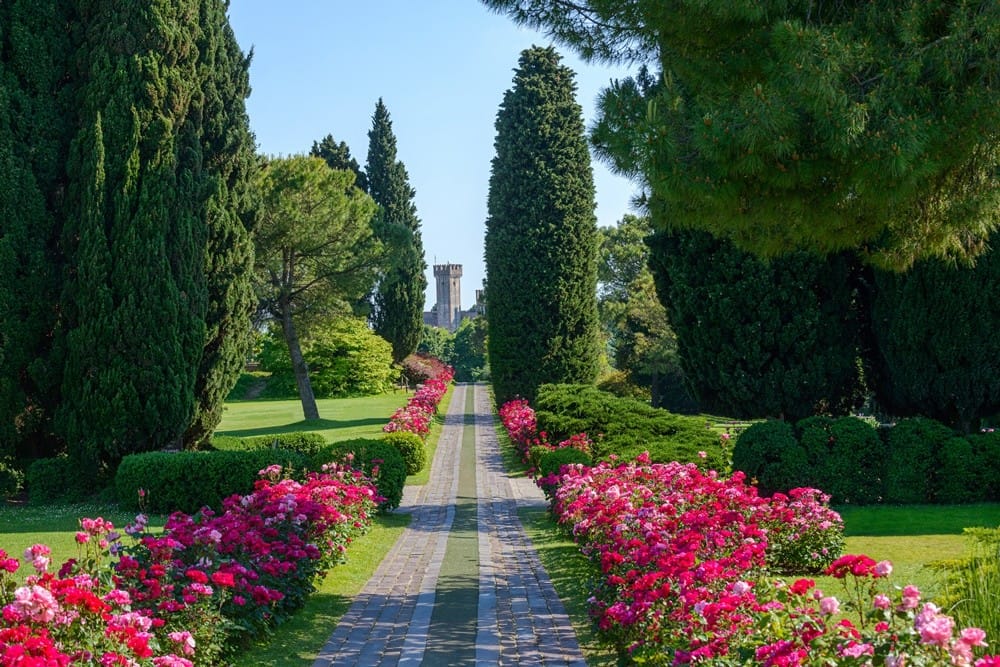 Parco Giardino Sigurtà incanta il visitatore con natura e installazioni colorate