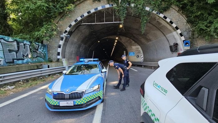 scanzo incidente in galleria montenegrone chiusa per due ore e traffico in tilt foto