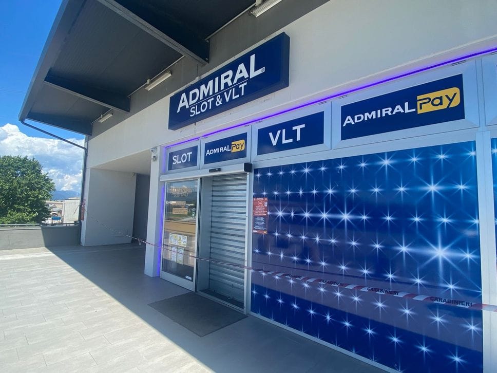 Furgone ariete devasta sala slot a Dalmine: giù due vetrine: svuotato il bancomat