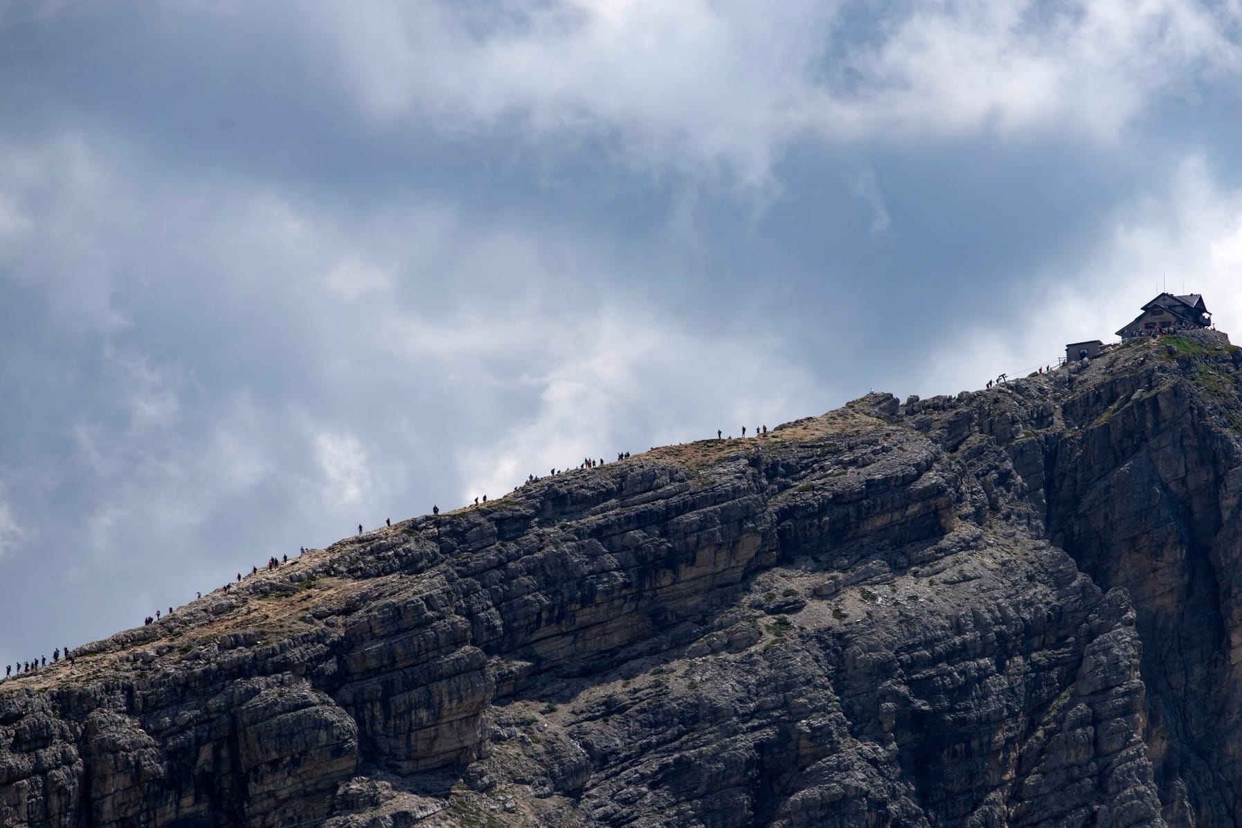 I bivacchi non sono rifugi. La sfida della montagna sempre più affollata