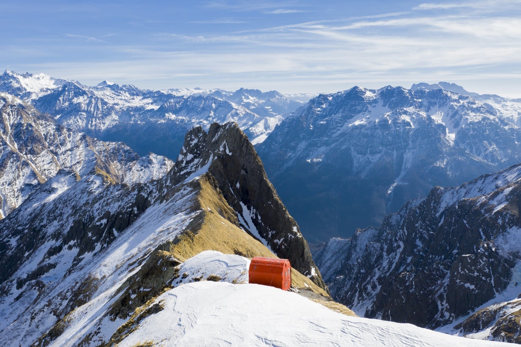 I bivacchi non sono rifugi. La sfida della montagna sempre più affollata