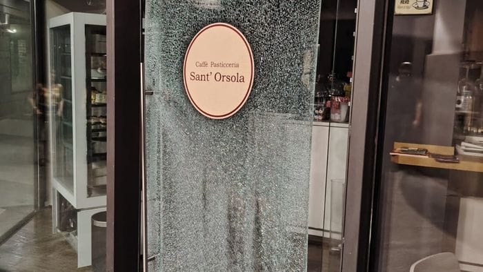 nuova spaccata in centro a bergamo fondo cassa razziato in una caffetteria