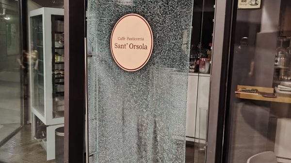 Nuova spaccata in centro a Bergamo, fondo cassa razziato in una caffetteria