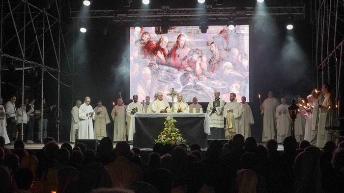 corpus domini tra le vie della citt224 e in piazzale alpini l8217eucaristia nutre la gioia di vivere