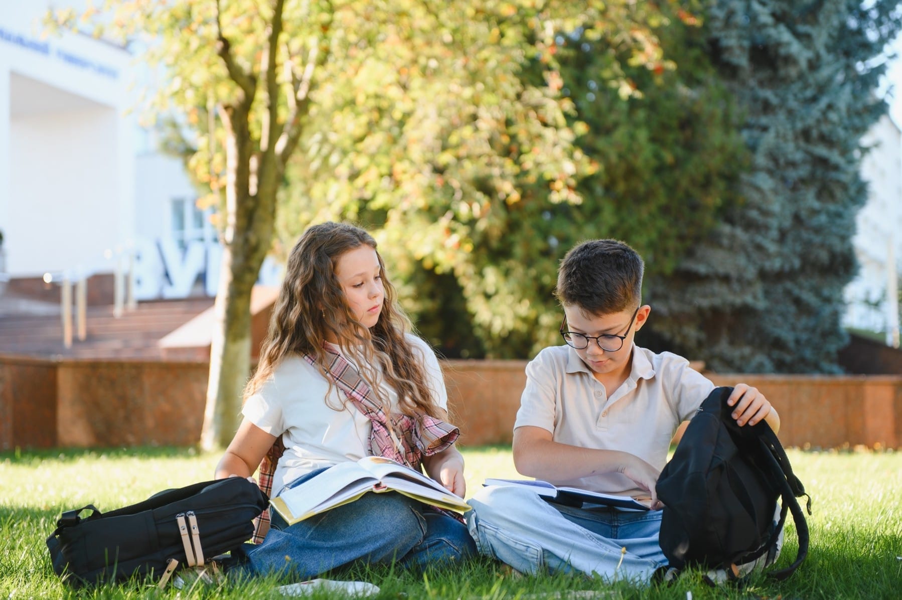 Tenere aperte le scuole in estate non significa trasformarle in parcheggi